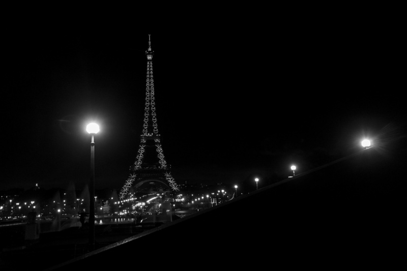 En pente douce vers la tour Eiffel by night....jpg