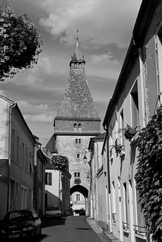 Porte de l'horloge (1489) - Dun sur Auron (Cher).jpg