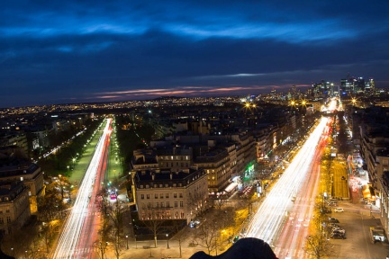 Du haut de l'Arc de Triomphe, la circulation vers l'ouest parisien
